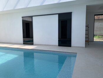 dvojica čiernych sklenených posuvných dvier