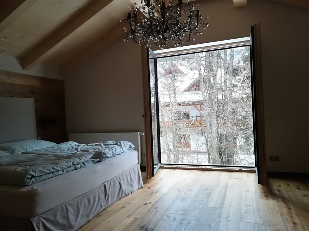 sklenené zábradlie francúzskeho okna