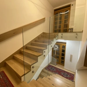 sklenené zábradlie na schodoch
