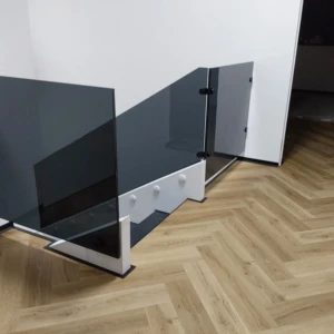 sklenené zábradlie na schodoch